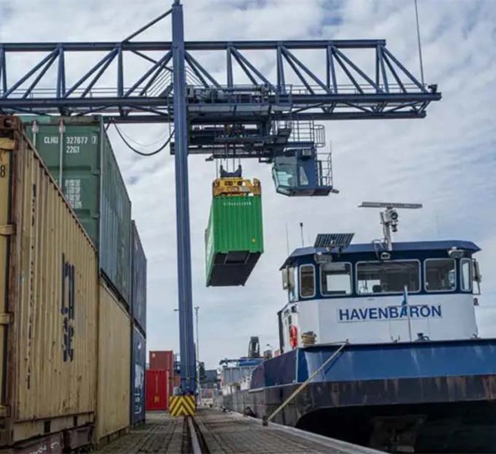 Container transport aan het water